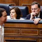 Pablo Iglesias pasa ante Mariano Rajoy mientras se dirige a votar en el acto de constitución de la XII legislatura.-J.M. PRATS