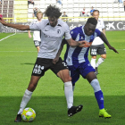 Carlos Martínez protege un balón frente a un delantero del Alavés B-Israel L. Murillo