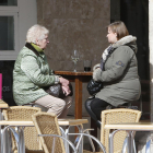 Dos mujeres conversan en un velador en la zona del casco histórico de la capital.