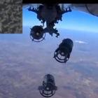 Un avión de combate ruso lanza bombas contra supuestas posiciones del ISIS cerca de Idleb (Siria, arriba izq.), en una imagen de un vídeo publicado en la web del Ministerio de Defensa ruso, este lunes.-EFE / MINISTERIO DE DEFENSA DE RUSIA