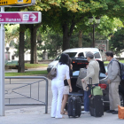 Unos turistas descargan maletas de un vehículo.-ISRAEL L. MURILLO