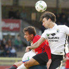 Alberto Cusidor disputa un balón aéreo durante el choque ante el Osasuna B.-SANTI OTERO