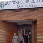 Pablo Infante sale de las oficinas del Burgos CF en la noche de ayer.-DIEGO ALMENDRES