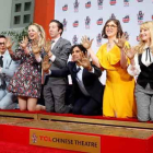 Los actores de The Big Bang Theory inmortalizan sus huellas en Hollywood.-ADAM S. DAVIS