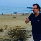 Mariano Rajoy, en la playa de Dakar, en la foto que ha colgado este lunes en su cuenta de Twitter.-Foto: TWITTER