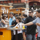 Decenas de personas disfrutan de la feria en la Plaza Mayor en una imagen de archivo.-RAÚL G. OCHOA