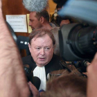 El abogado de los demandantes tras conocerse la sentencia.-Foto:   AFP / DAMIEN MEYER