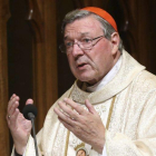 Fotografía de archivo del cardenal australiano George Pell, actual prefecto de la Secretaría de Economía de la Santa Sede, durante una misa de Acción de Gracias celebrada en Sídney (Australia), el 27 de marzo de 2014. El cadenal está "ansioso" por declara-EFE