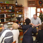Los clientes y amigos se acercaron al bar El Pilar de Eduardo Portilla en la localidad de Roa de Duero para celebrar ese ‘quinto premio’, aunque sólo se hubiera vendido un décimo.-R. ORDÓÑEZ / ICAL