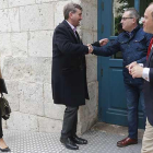 Los dos concejales electos de Vox se reunieron ayer con Javier Lacalle y Carolina Blasco, número 3 de la lista del PP, en el Teatro Principal.-RAÚL OCHOA