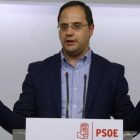El secretario de organización del PSOE, César Luena, valora la declaración de Rajoy sobre un pacto con los socialistas.-DAVID CASTRO