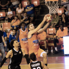 Martínez deja la bandeja en un lance del partido de ayer.-ISRAEL L. MURILLO