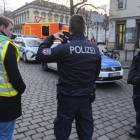 La policía cierra las calles alrededor de un mercadillo navideño en Potsdam.-AP / JULIAN STAEHLE