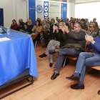 Los miembros de los dos comités y los directivos provinciales se aplauden al comienzo de la reunión de ayer.-RAÚL G. OCHOA