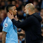 Gabriel Jesús junto a Pep Guardiola.-JASON CAIRNDUFF (REUTERS)