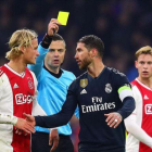 El árbitro le muestra la tarjeta amarilla a Sergio Ramos.-EL PERIÓDICO