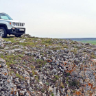 El Jeep Renegade domina desde el punto más alto de los alrededores de Modúbar de San Cibrián todo el horizonte.-HÉCTOR FUSTEL