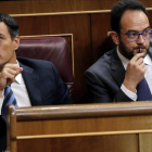 Pedro Sánchez y Antonio Hernando en la bancada socialista.-JOSE LUIS ROCA