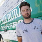 El director deportivo del Caja Rural, José Miguel Fernández, posa ante el autobús del equipo en Lerma-Santi Otero