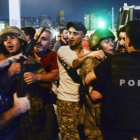 Militares turcos detenidos por civiles son entregados a la policía-AP / Selcuk Samiloglu