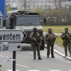 Soldados del ejército patrullan las inmediaciones del aeropuerto de Zaventem en Bruselas (Bélgica), el jueves.-EFE / LAURENT DUBRULE