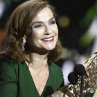 Isabelle Huppert, tras ganar el Cesar a la mejor actriz por su trabajo en 'Elle', de Paul Verhoeven.-AFP / BERTRAND GUAY