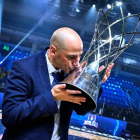 Peñarroya besa el trofeo de la segunda BCL conquistada por el club. FIBA