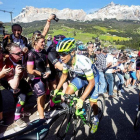 El corredor colombiano Esteban Chaves (c), del Orica GreenEdge, durante la etapa 14 del Giro de Italia con comienzo en Alpago y final en Corvara, Italia.-EFE