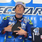 Aleix Espargaró se pone el protector de pecho antes de salir a entrenarse en Le Mans.-EMILIO PÉREZ DE ROZAS / Enviado especial