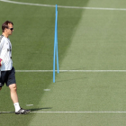 Julen Lopetegui pensativo, en el entrenamiento de este sábado del Real Madrid.-EFE