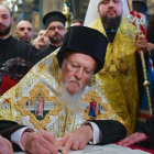 El patriarca Bartalomeo I firma el documento de escisión en la iglesia de San Jorge, en Estambul.-EFE / MYKOLA LAZARENKO