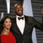 Kobe Byrant, junto a su mujer Vanessa, sostiene el Oscar a la entrada de la fiesta de Vanity Fair-/ DANNY MOLOSHOK (REUTERS)
