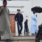 Vigilancia militar ante una mezquita en Estrasburgo, tras los atentados de París del 2015.-/ AFP / PATRICK HERTZOG