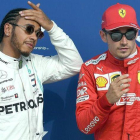 Lewis Hamilton y Charles Leclerc, en Monza.-EFE / EPA / DANIEL DAL ZENNARO