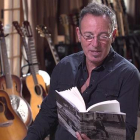 Bruce Springsteen lee un pasaje de 'Born to Run' en la tele.-YOUTUBE / PBS NEWSHOUR