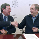 César Rico estrecha la mano del presidente de ARBU, Ángel Gutiérrez, tras la firma del convenio.-RAÚL G. OCHOA