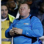 Shaw come una empanadilla en el banquillo durante el Sutton-Arsenal.-REUTERS / ANDREW COULDRIDGE
