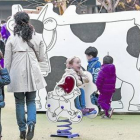 Varias familias con niños de corta edad, en un parque infantil.-Foto: MARC SÀNCHEZ