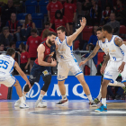 Cancar defiende a Shengelia ayudado por López, Lima y Frazier.-ACB PHOTO / A. BOUZO