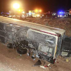 El autocar quedó volcado sobre su costado derecho, al fondo de un terraplén. En la foto se ve a las asistencias sobre la calzada, varios metros por encima del lugar del suceso.-RAÚL OCHOA