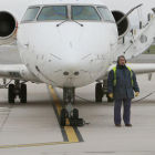 Imagen de empleados del aeropuerto de Villafría.-RAÚL G. OCHOA