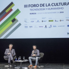 Gerd Leonhard (i.) se sentó a charlar con Antonio Lucas tras su exposición sobre tecnología y humanismo.-Santi Otero