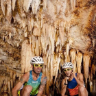 Jon Salvador y Javi Conde, en el interior de la cueva.-TWITTER / SPORT LIFE