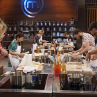 Los aspirantes a Masterchef celebrity se juegan el delantal dorado en La batalla del huevo.-RTVE