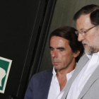 José María Aznar y Mariano Rajoy, en una imagen de archivo.-JUAN MANUEL PRATS