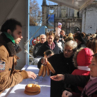 Los burgaleses hicieron cola para comprar los tradicionales panecillos.-ISRAEL L. MURILLO