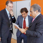 Miguel Ángel Benavente y Fernando Andrés (en ambos extremos) charlan con Martínez (CB Miraflores) en una imagen de 2016.-DIEGO ALMENDRES