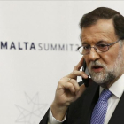 Mariano Rajoy habla por el móvil durante la cumbre de Malta del 3 de febrero.-
