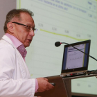 El doctor Ardela, durante su última sesión clínica el pasado 15 de octubre.-RAÚL G. OCHOA