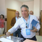 El cabeza de lista del PP al Congreso por Valladolid, Tomás Burgos, vota en el Colegio Nuestra Señora de la Consolación-ICAL